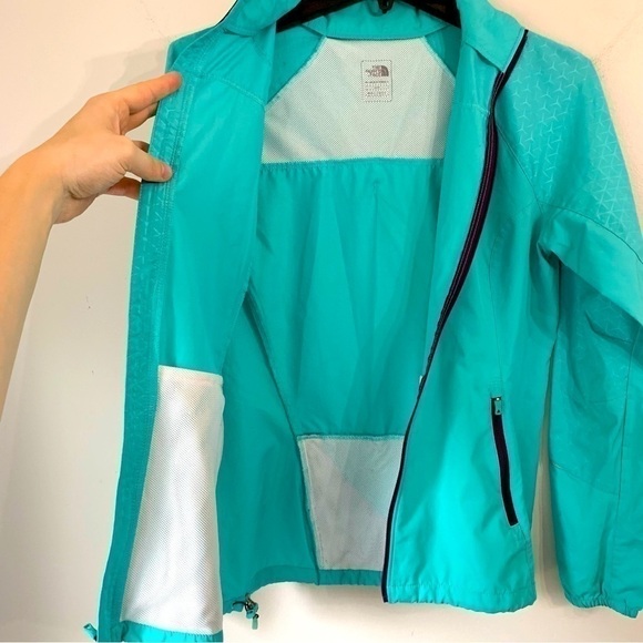 The North Face Women’s Running windbreaker Jacket, water resistant outer shell - Picture 3 of 10